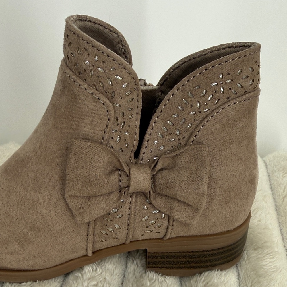 SO Taupe Suede Bow Ankle Boots - girls size 13 - Picture 3 of 11